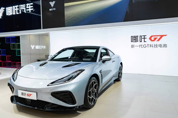 深圳189哪吒汽车在智能汽车领域的表现，领途汽车在新能源汽车市场中的影响力